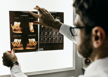 Can a dentist in arana hills treat a decayed wisdom tooth?